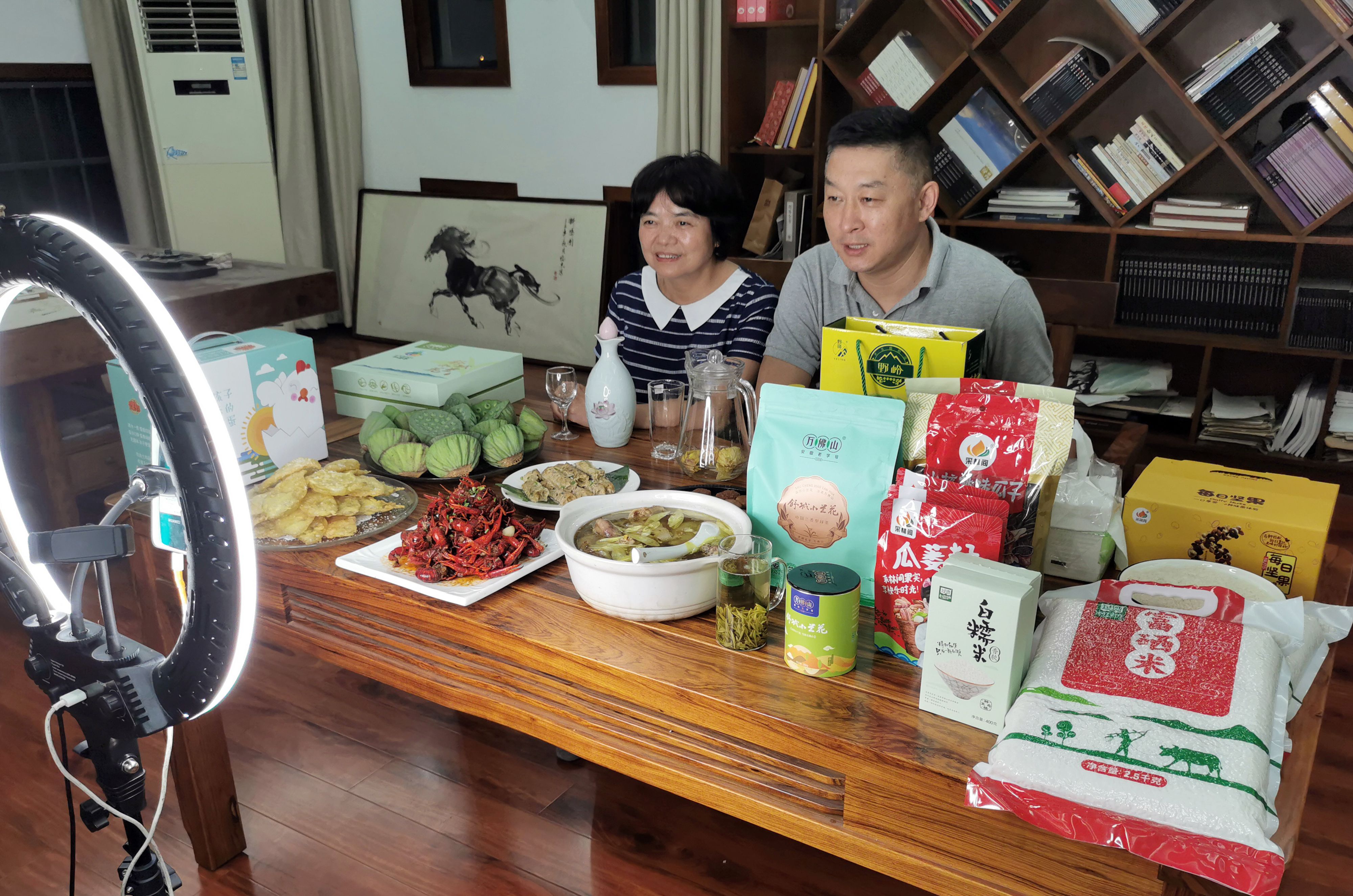 舒城电商直播带货为农产品促销 (3)