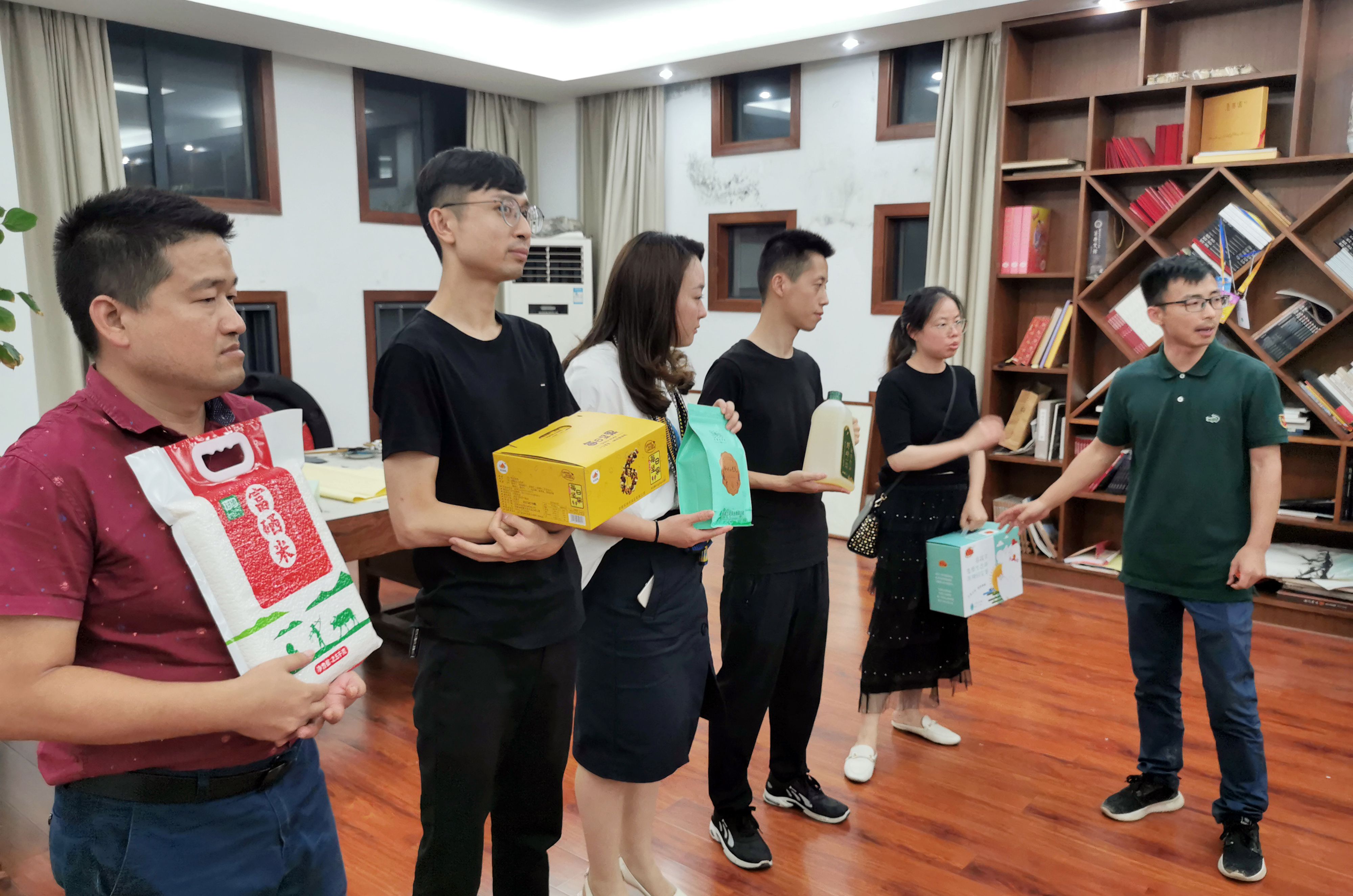 舒城电商直播带货为农产品促销 (2)
