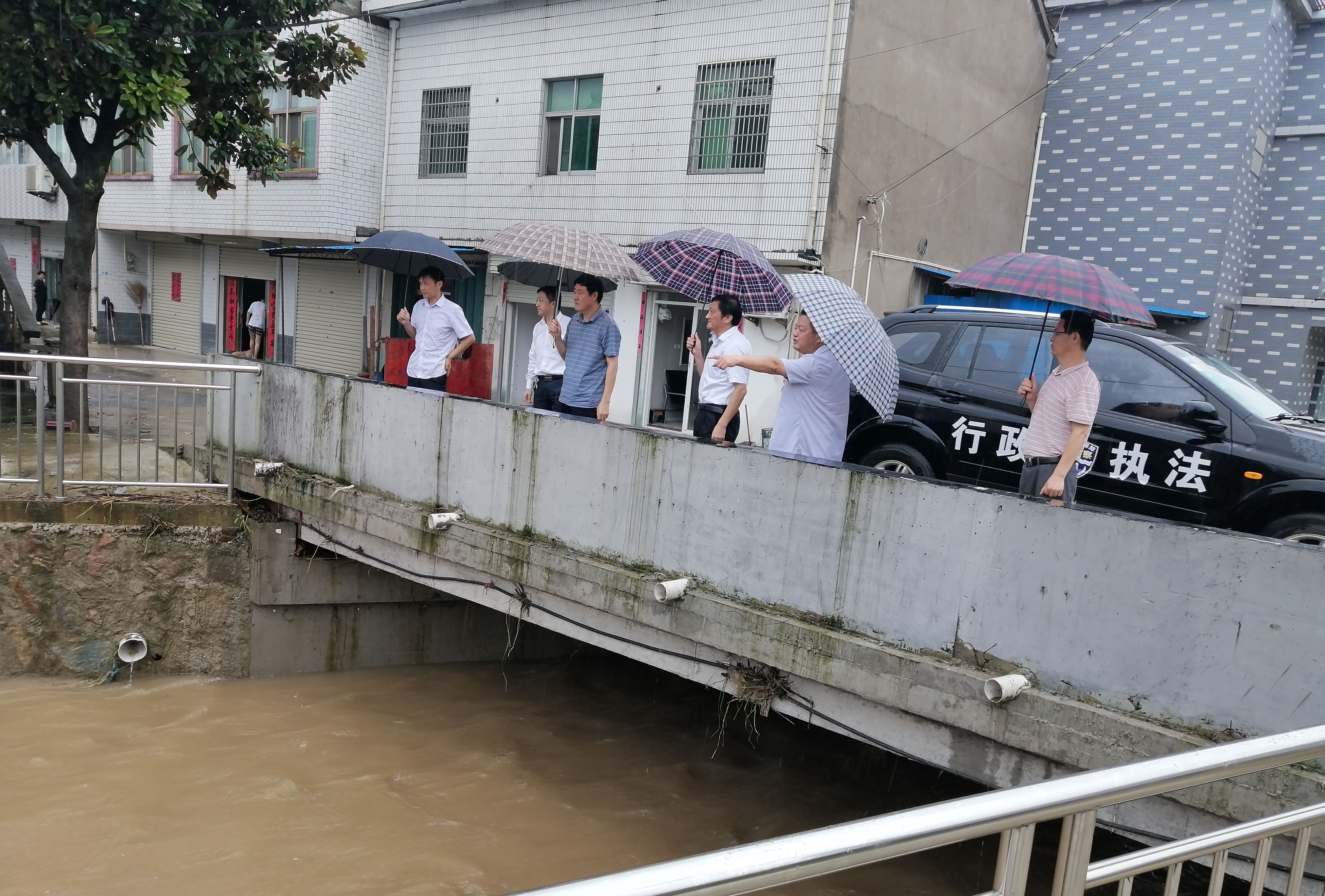 舒城县政协副主席周增云一行到高峰乡朱湾村查看受灾情况