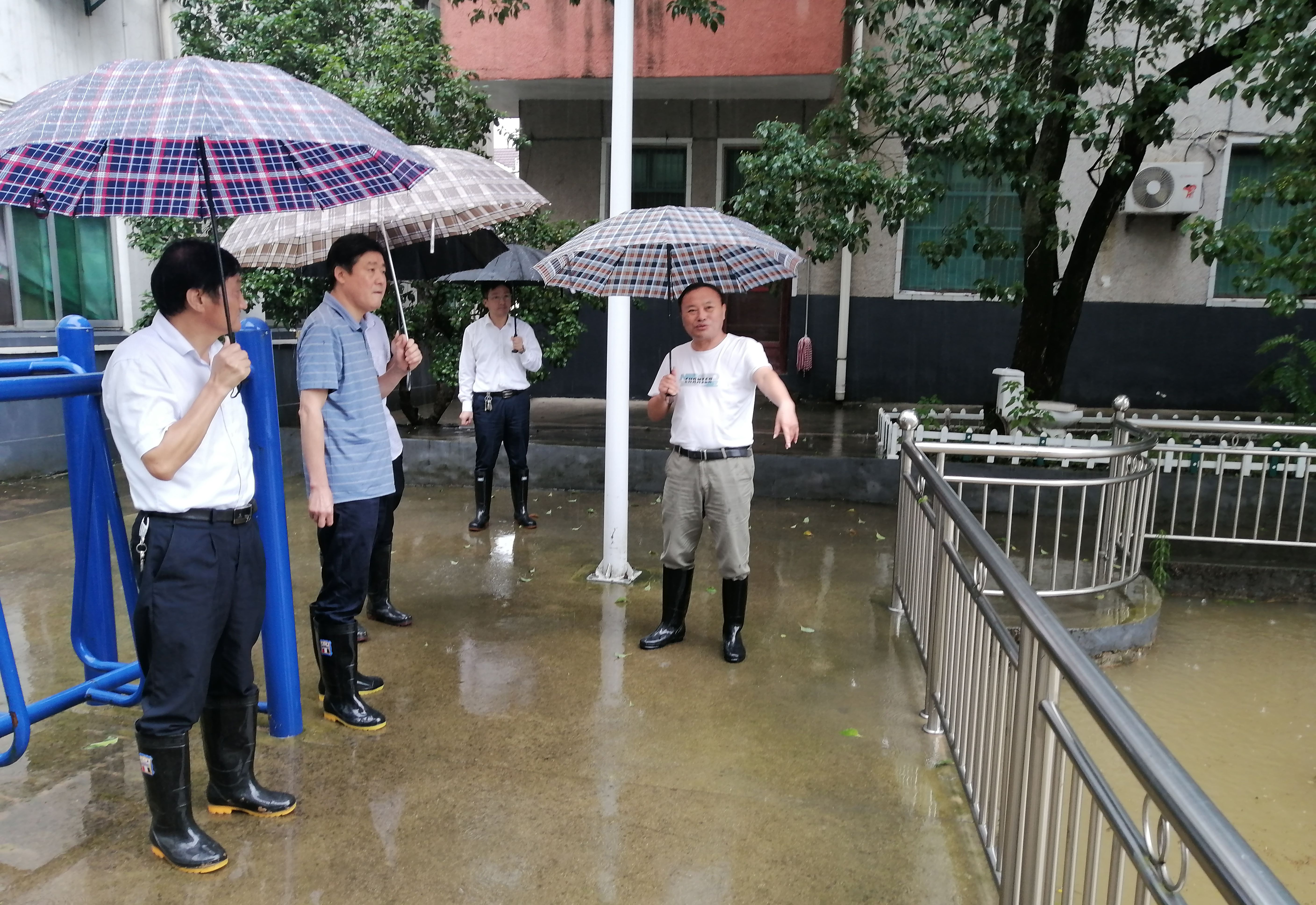 舒城县政协一行查看高峰乡敬老院受灾情况