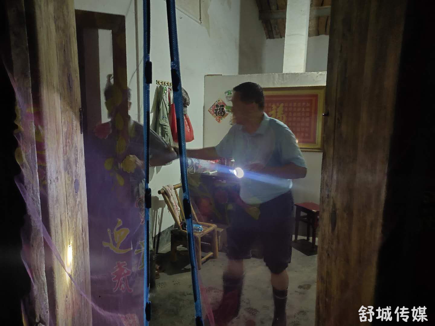 04.罗银同志在紧急转移被困群众
