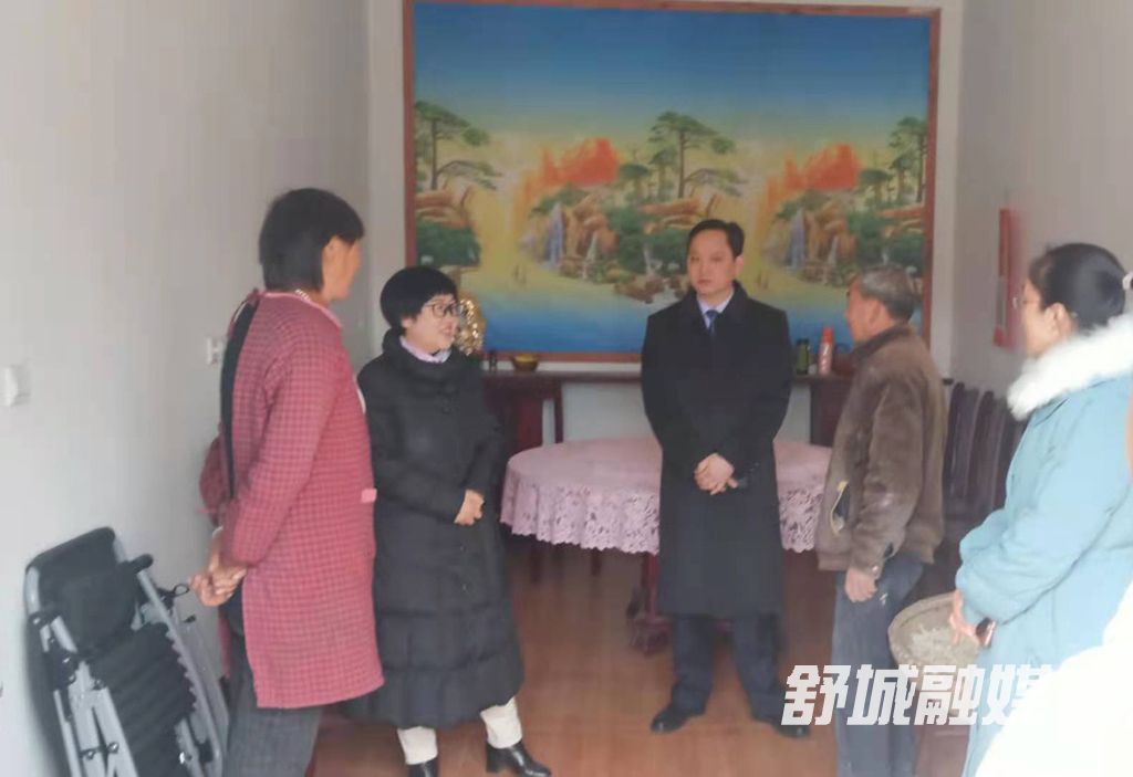 县妇联慰问高峰乡普明村贫困妇女秦福美