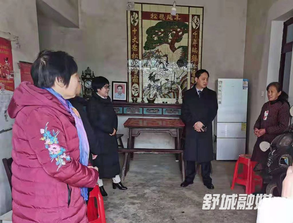 县妇联慰问高峰乡明花村贫困妇女姚仕年