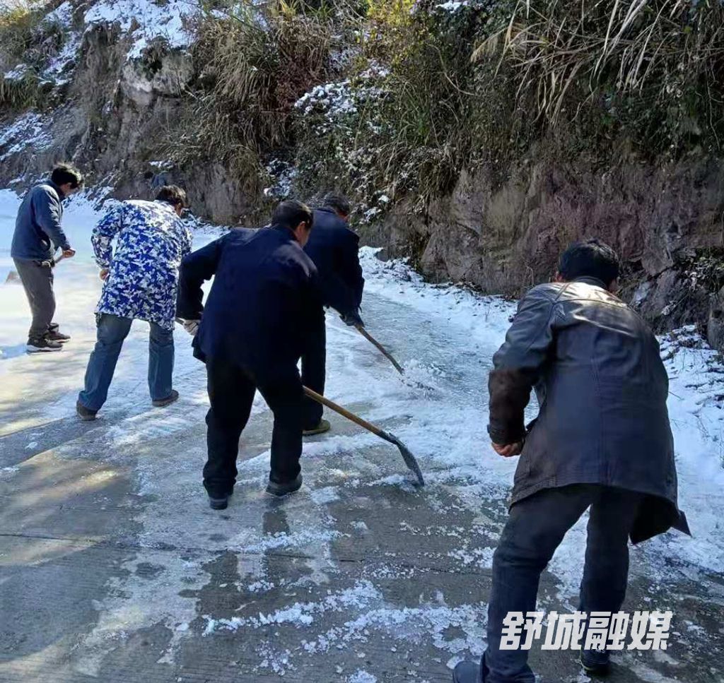 晓天镇：干群齐上阵  除冰保安全3