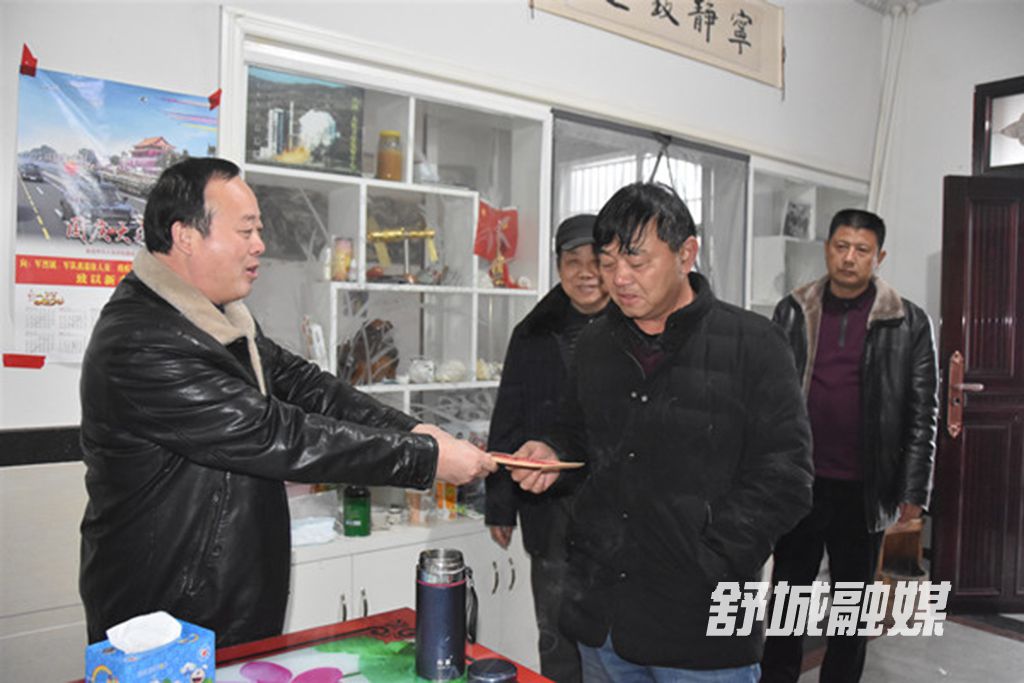 县政法委慰问见义勇为人员1.JPG