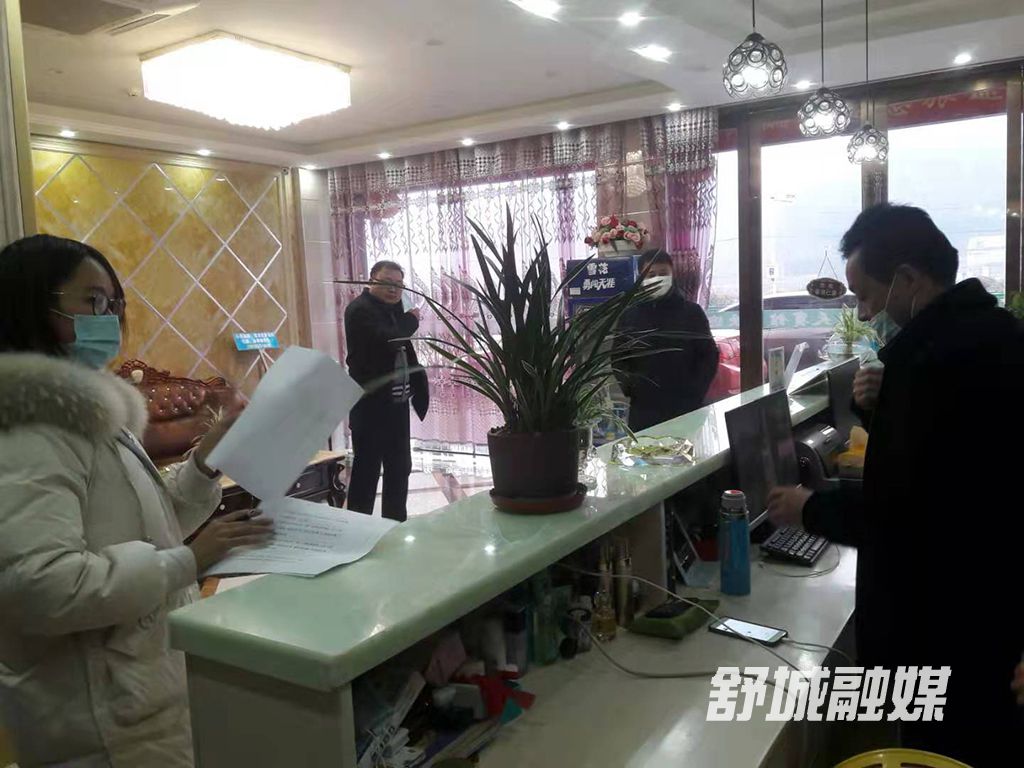县疫情督查组督查宾馆疫情防控工作照片1