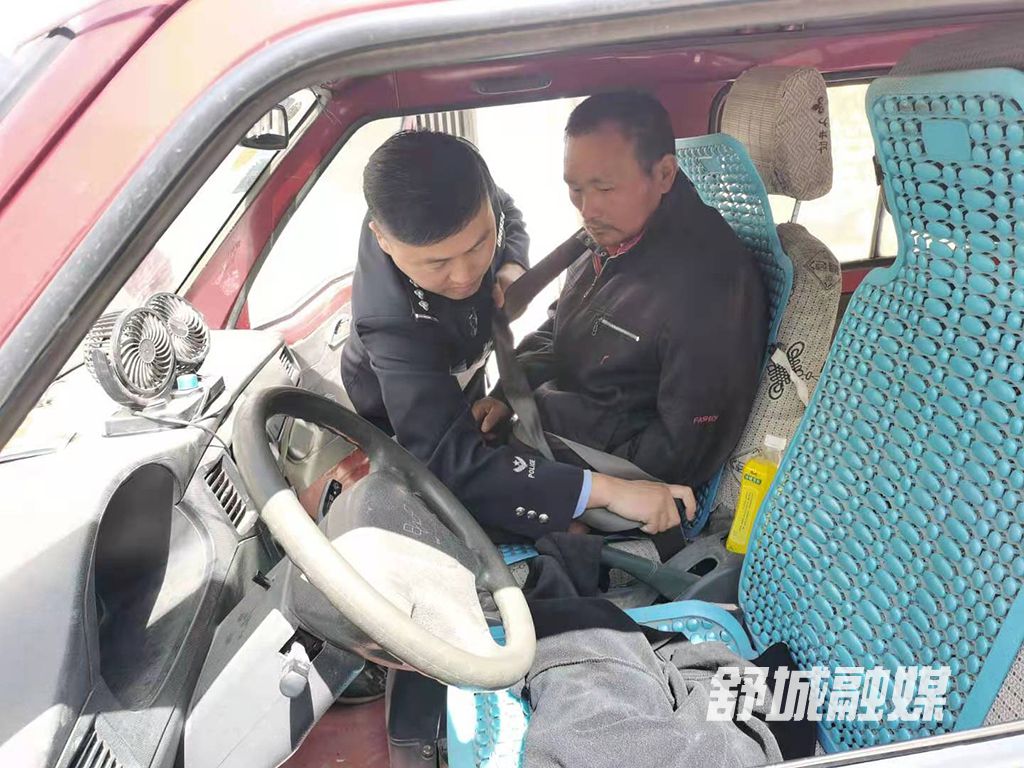 细心民警热心救助  流浪人员安全归家   (2)