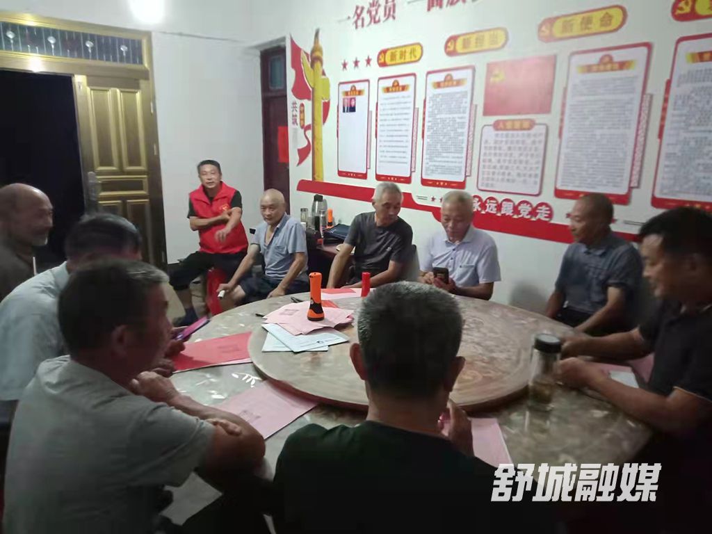 高峰乡“西港夜话”宣传小微权力监督一点通平台