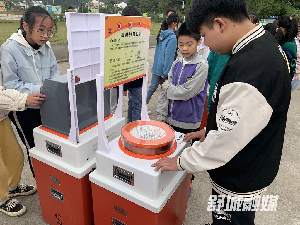 高峰乡中心校同学们认真的实践，感受科技的魅力