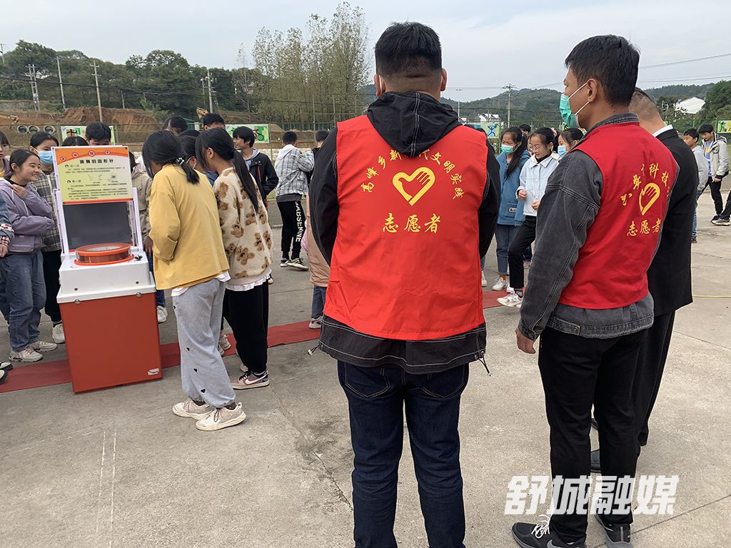 六安市科技志愿者和高峰乡新时代文明实践志愿者全程做好服务讲解