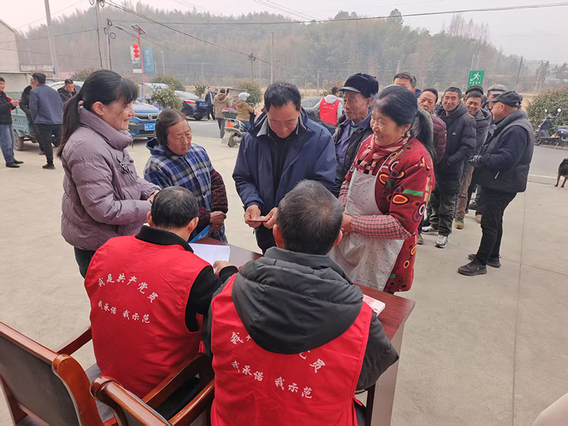 村民齐出动，积分换分红。旌德县委宣传部供图
