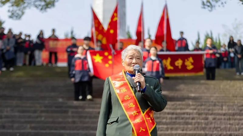 李家英分享哥哥李家发的生活点滴。南陵县委宣传部供图