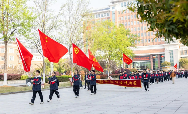 远足祭英烈，启程。南陵县委宣传部供图