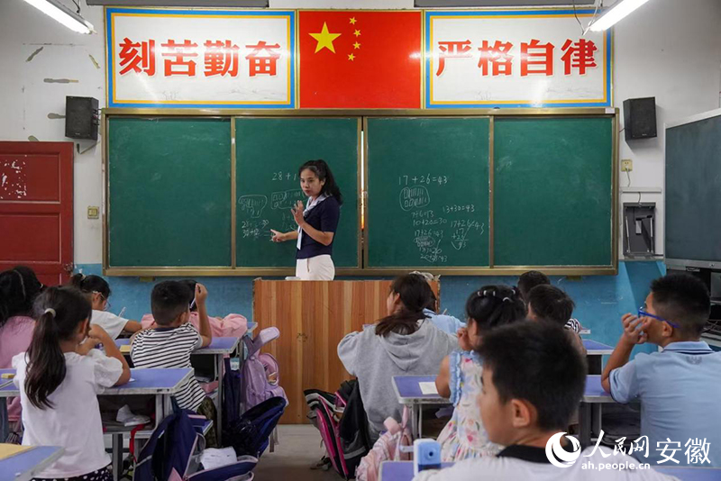 乡村教师丁玉玲正在上课。人民网记者 陈若天摄